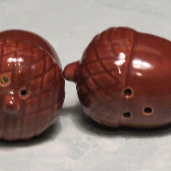 Acorn Salt and Pepper Shakers 2" - Picture 4 of 4